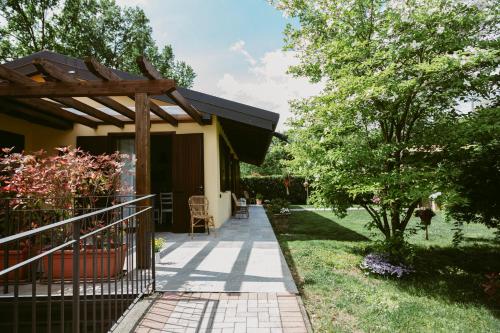 A garden outside LA CASETTA Malpensa Guesthouse