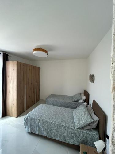 1 Schlafzimmer mit 2 Betten in einem Zimmer in der Unterkunft MULBERRY PARK in St Paul's Bay