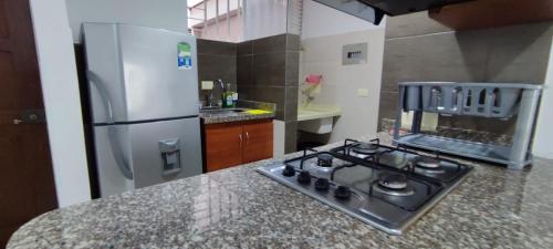 una cucina con piano cottura e frigorifero di Fascinante estadía en San Alonso a Bucaramanga