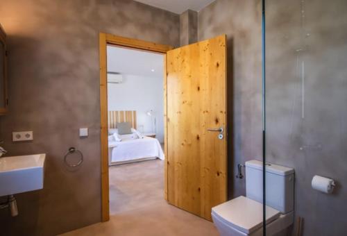 a bathroom with a door leading to a bedroom at Villa Linda in Punta Prima