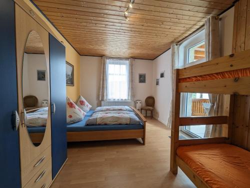 シュタット・ヴェーレンにあるFerienwohnungen Langerの小さなベッドルーム(二段ベッド1組、窓付)