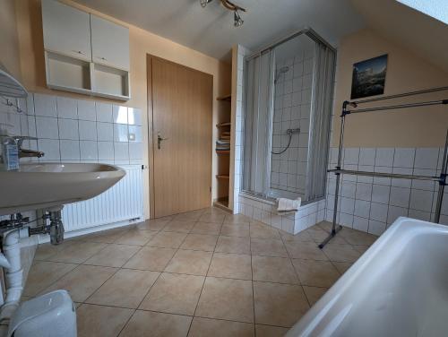 een badkamer met een wastafel en een bad bij Ferienwohnungen Langer in Stadt Wehlen