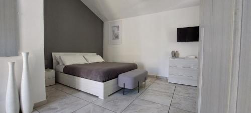 mała sypialnia z łóżkiem i telewizorem w obiekcie B&B Domus San Pietro w mieście Cetara