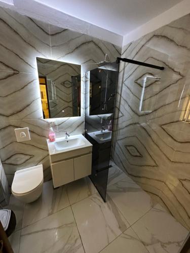 Ένα μπάνιο στο ApartamentAgolliTirana