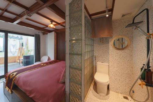 1 dormitorio con 1 cama y aseo en una habitación en cozyfun homestay Lê Hồng Phong en Hanoi