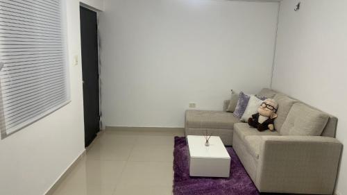 uma sala de estar com um sofá e uma mesa de centro em Apartamento festival vallenato em Valledupar