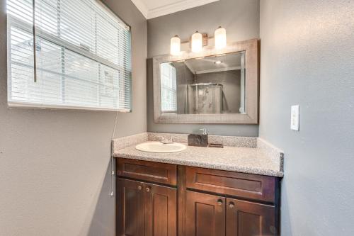 Bathroom sa Baton Rouge Home with Yard about 14 Mi to Downtown!