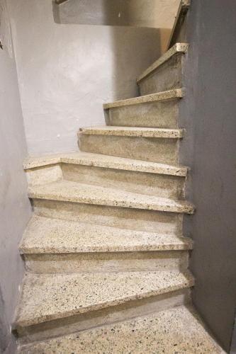 a set of concrete stairs in a room at Cosy Caud, appart en plein coeur du centre historique in Arles