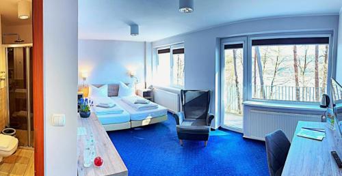 une pièce avec une chambre avec un lit et un bureau dans l'établissement Detox Resort Long Life, à Przewóz