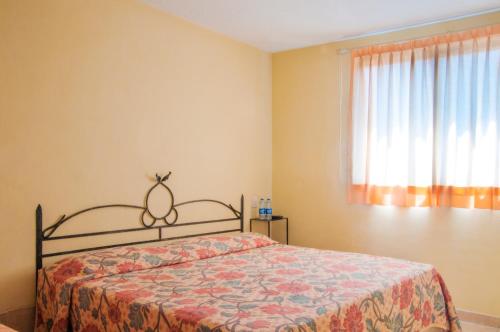 HOTEL XANTI في موريليا: غرفة نوم بسرير ونافذة