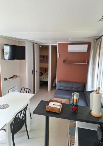 Photo de la galerie de l'établissement Mobilhome élégant 3 ch - 2 sdb au calme, à Biscarrosse