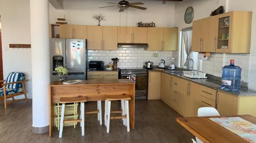 Bocapán的住宿－Mazama Casa de playa，厨房配有木桌和台面