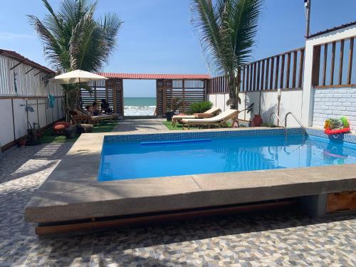 una piscina con vistas a la playa en Mazama Casa de playa, en Bocapán