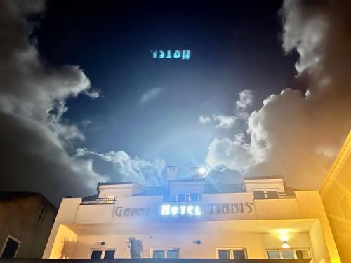 une vue sur un bâtiment avec le ciel en arrière-plan dans l'établissement Garni Hotel TIANIS, à Kotor