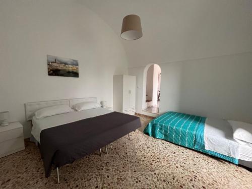 um quarto com 2 camas e uma janela em A casa di nonna Lina em Polignano a Mare