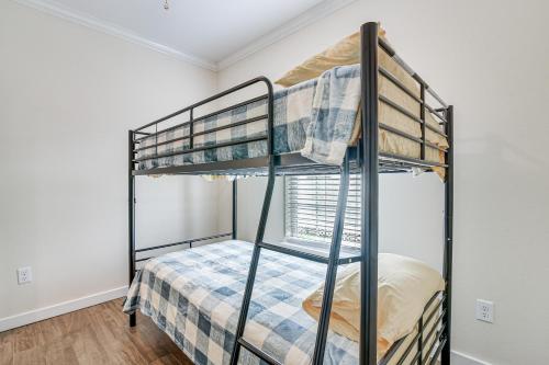 ein Schlafzimmer mit einem Etagenbett in einem Zimmer in der Unterkunft Walk to Beach and Moody Mansion Galveston Home! in Galveston