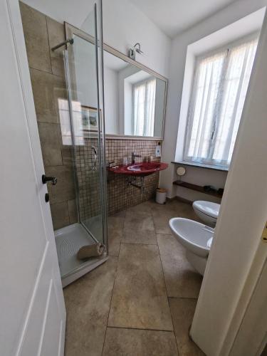 a bathroom with a shower and a toilet and a sink at Il sogno di Jo a 50 mt dal mare in Borgio Verezzi