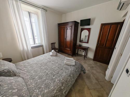 a bedroom with a bed with two towels on it at Il sogno di Jo a 50 mt dal mare in Borgio Verezzi