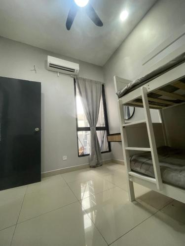 Ένα ή περισσότερα κρεβάτια σε δωμάτιο στο Gombak, KL at Ayuman Suites with Netflix & panoramic view of Gombak & Batu Caves