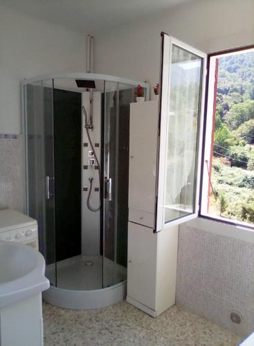 une salle de bain avec douche et toilettes et une fenêtre dans l'établissement 95m2 au calme à 25mn AJACCIO, plages, linge inclus parking ok, à Ucciani