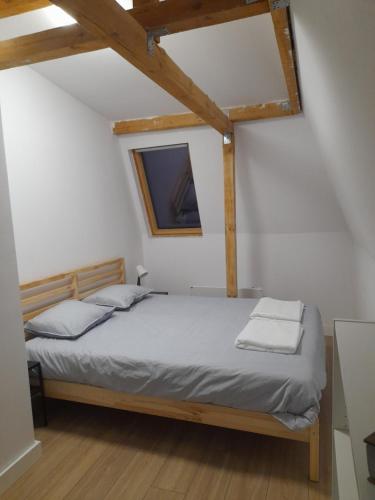 1 dormitorio con 1 cama en una habitación en Nice and quiet apartament în Plovdiv, en Plovdiv