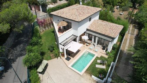 une vue aérienne d'une maison avec piscine dans l'établissement Superbe Villa très proche cannes, à Mougins