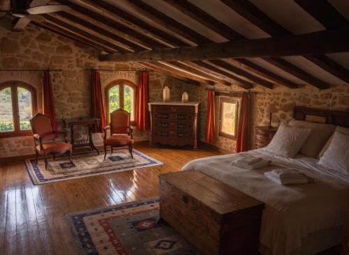1 dormitorio con 1 cama, 2 sillas y mesa en Hotel Hort De Fortunyo, en Arnes