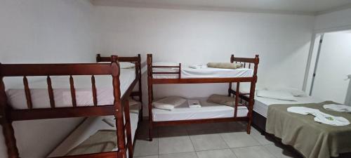 Uma ou mais camas em beliche em um quarto em Pousada Casa Amarela Brisa Parque