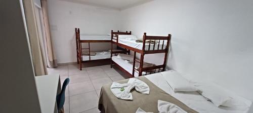 Двох'ярусне ліжко або двоярусні ліжка в номері Pousada Casa Amarela Brisa Parque