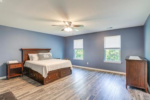 1 dormitorio con 1 cama y ventilador de techo en Pet-Friendly Ladson Home 23 Mi to Charleston! en Ladson