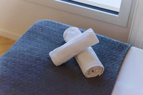 un rouleau de papier toilette assis à côté d'une fenêtre dans l'établissement Studio Pablo - 3 min du métro - Idéal duo & bébé, à Bobigny