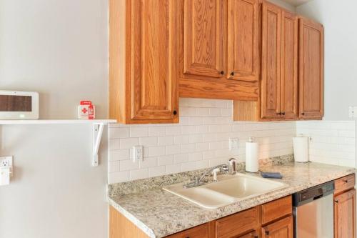 ジョーンズボロにあるDeja Blue on Summit Ridgeのシンクと木製のキャビネットを備えたキッチン