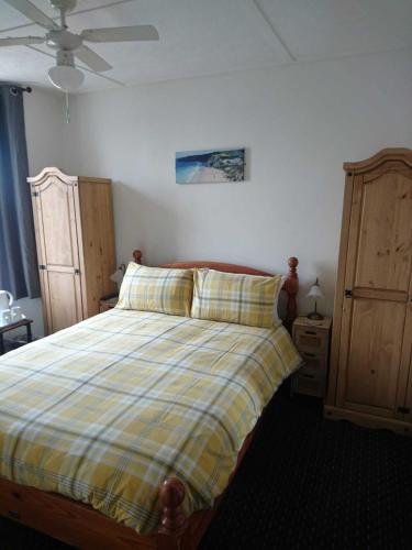 Katil atau katil-katil dalam bilik di Fairways Guest House