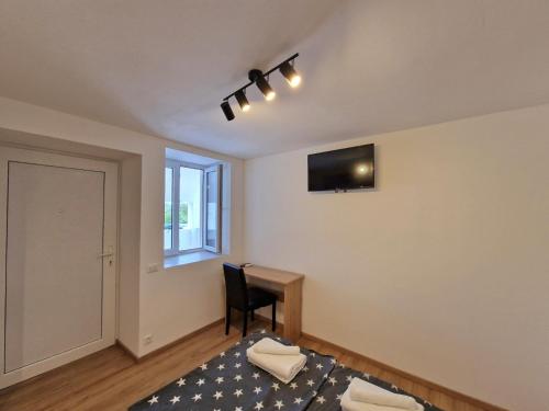 TV a/nebo společenská místnost v ubytování Room D