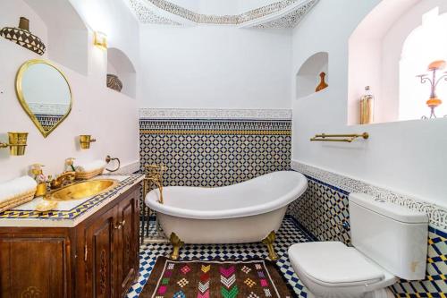 une salle de bain avec une baignoire, un lavabo et des toilettes dans l'établissement Riad Khadoj-Marrakech-Traditional, à Marrakech