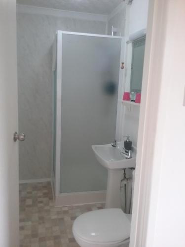 Bilik mandi di Fairways Guest House