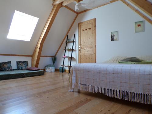 - une chambre avec un lit, une fenêtre et une échelle dans l'établissement Maison Espech, piscine privée chauffée, Dordogne, à Peyrillac-et-Millac