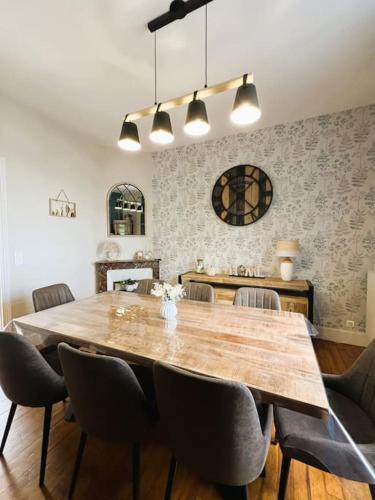 une salle à manger avec une grande table et des chaises en bois dans l'établissement Villa Samson, au Tréport