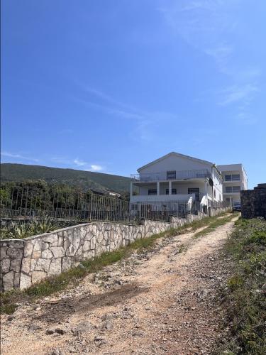 uma casa com uma parede de pedra ao lado de uma estrada em The Original Zukovica Home em Kotor