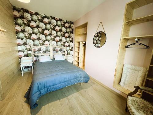 Un dormitorio con una cama y una pared con flores. en Villa Samson, en Le Tréport