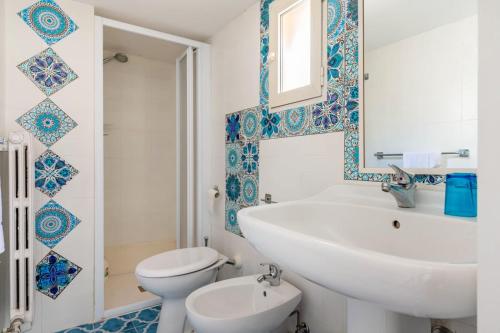 コンヴェルサーノにあるB&b SAN LORENZOのバスルーム(洗面台、トイレ、鏡付)