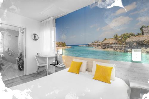 um quarto com uma cama e vista para o oceano em The Originals City, Hôtel L'Hippocampe, Sète Balaruc-le-Vieux em Balaruc-le-Vieux
