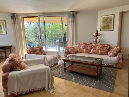 un salon avec deux canapés et une table basse dans l'établissement Le Mas David, à Vézénobres