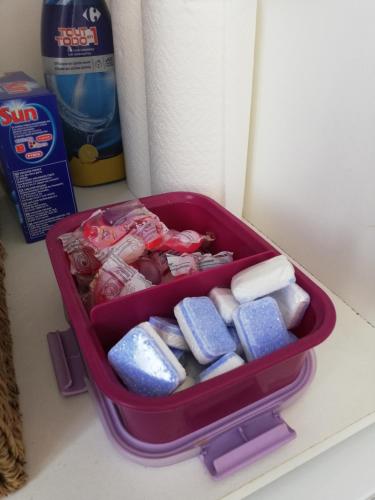 un récipient rouge rempli de différents types de dentifrice dans l'établissement La maison bleue, à Fécamp