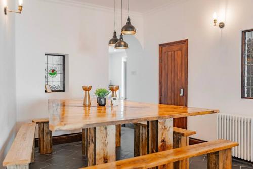 The Villa at Logan Lodge في غريت يورماوث: غرفة طعام مع طاولة وكراسي خشبية