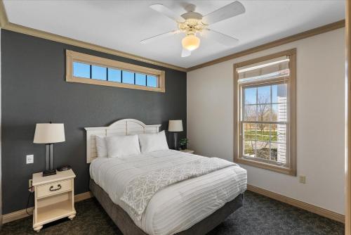 En eller flere senge i et værelse på A Glorious Getaway Sheboygan - Blue Harbor Condo