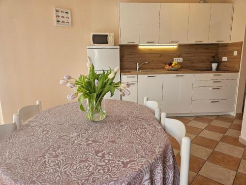 eine Küche mit einem Tisch und einer Blumenvase darauf in der Unterkunft Studio für 5 Personen ca 70 qm in Crikvenica, Kvarner Bucht Crikvenica und Umgebung in Crikvenica