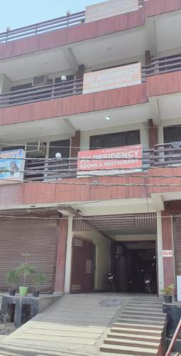 duży budynek z drzwiami i schodami z przodu w obiekcie Hotel AV Residency Sector 45 Noida w mieście Noida