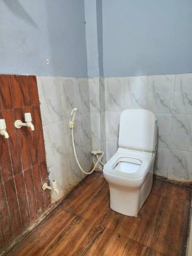 W pokoju znajduje się łazienka z białą toaletą. w obiekcie Hotel AV Residency Sector 45 Noida w mieście Noida