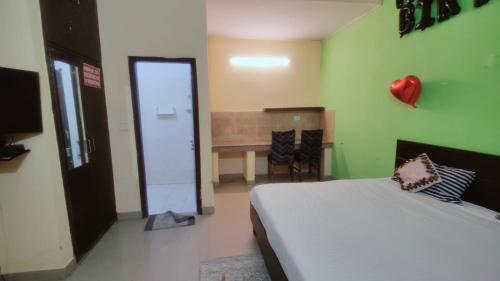 sypialnia z łóżkiem i pokój ze stołem w obiekcie Hotel AV Residency Sector 45 Noida w mieście Noida